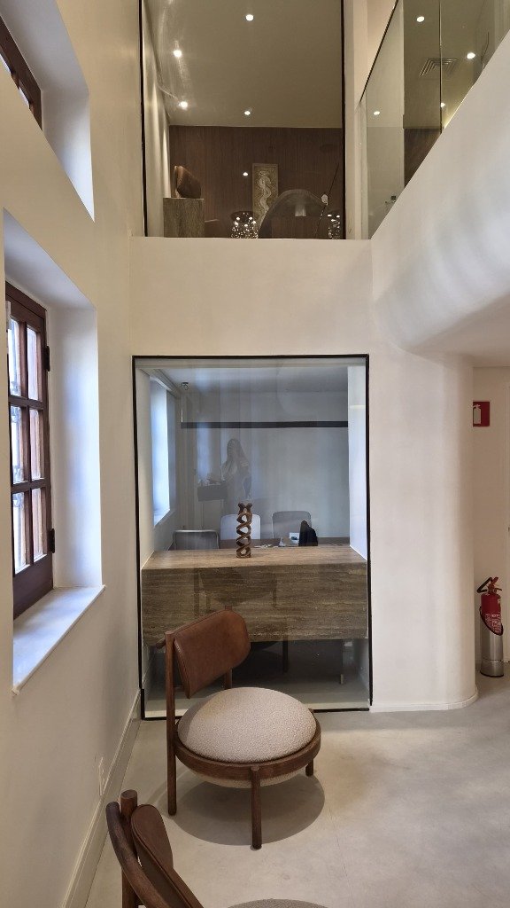 Espaço interno de consultório com design arquitetônico