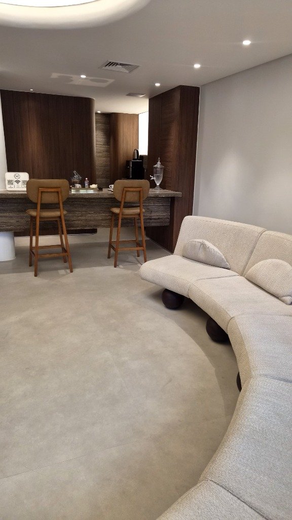 Recepção e lounge contemporâneo da clínica
