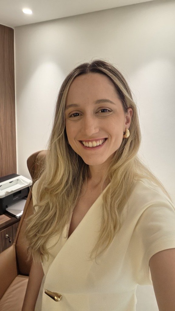 Dra. Daniela Alves em seu consultório médico